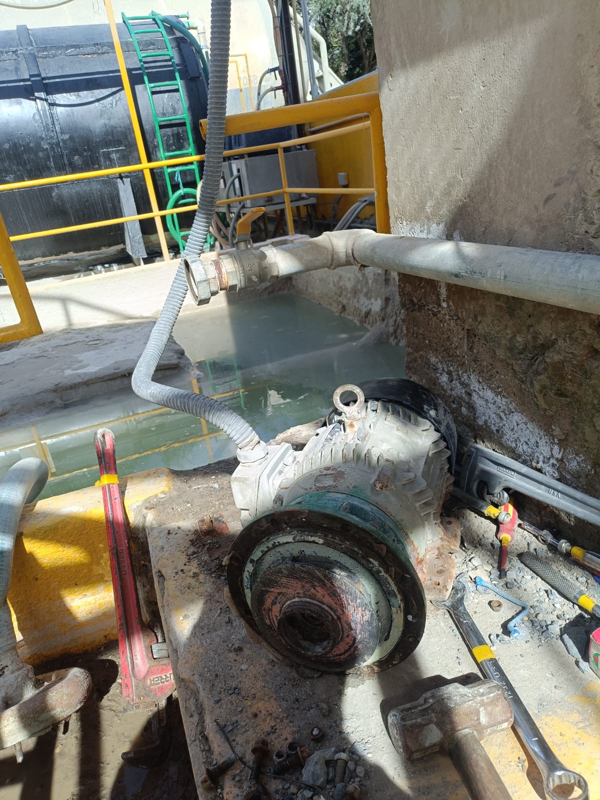 Difusores de aire acondicionado en plafón de edificio comercial.