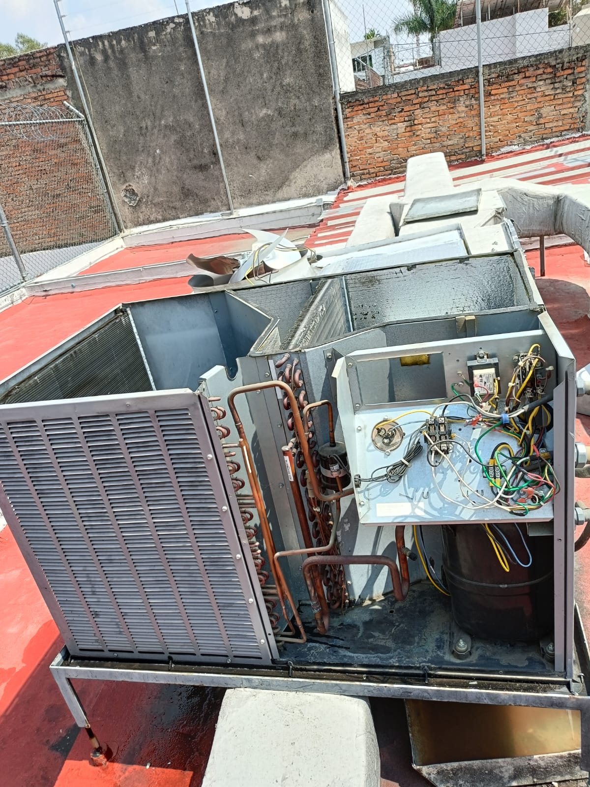 Tuberías y válvulas de sistema de refrigeración comercial.