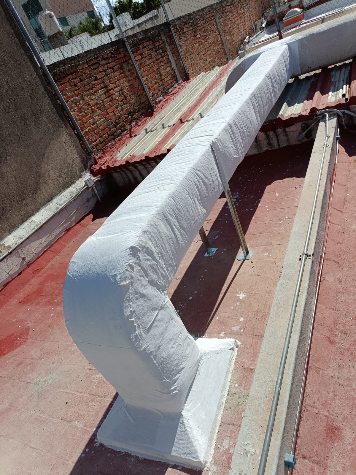 Impermeabilización y acabado protector en cubierta industrial.
