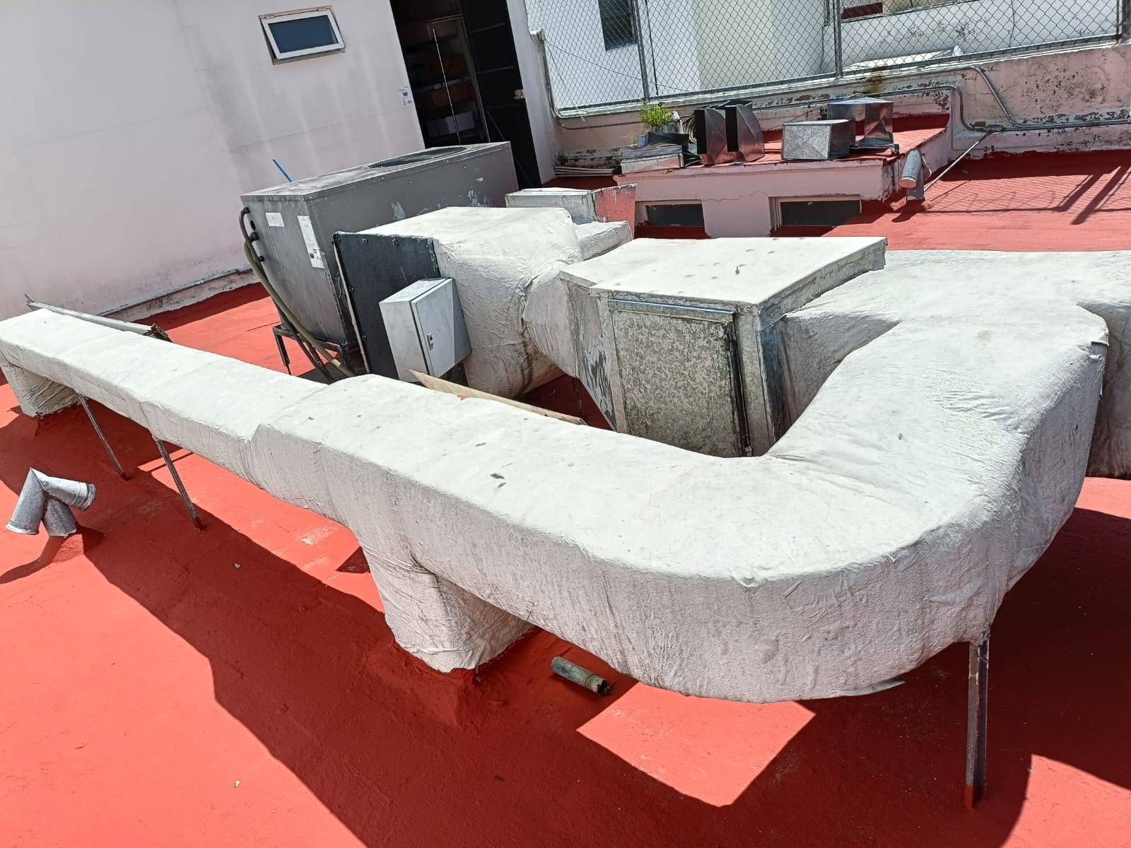 Adecuación de oficinas comerciales con instalación de tablaroca.