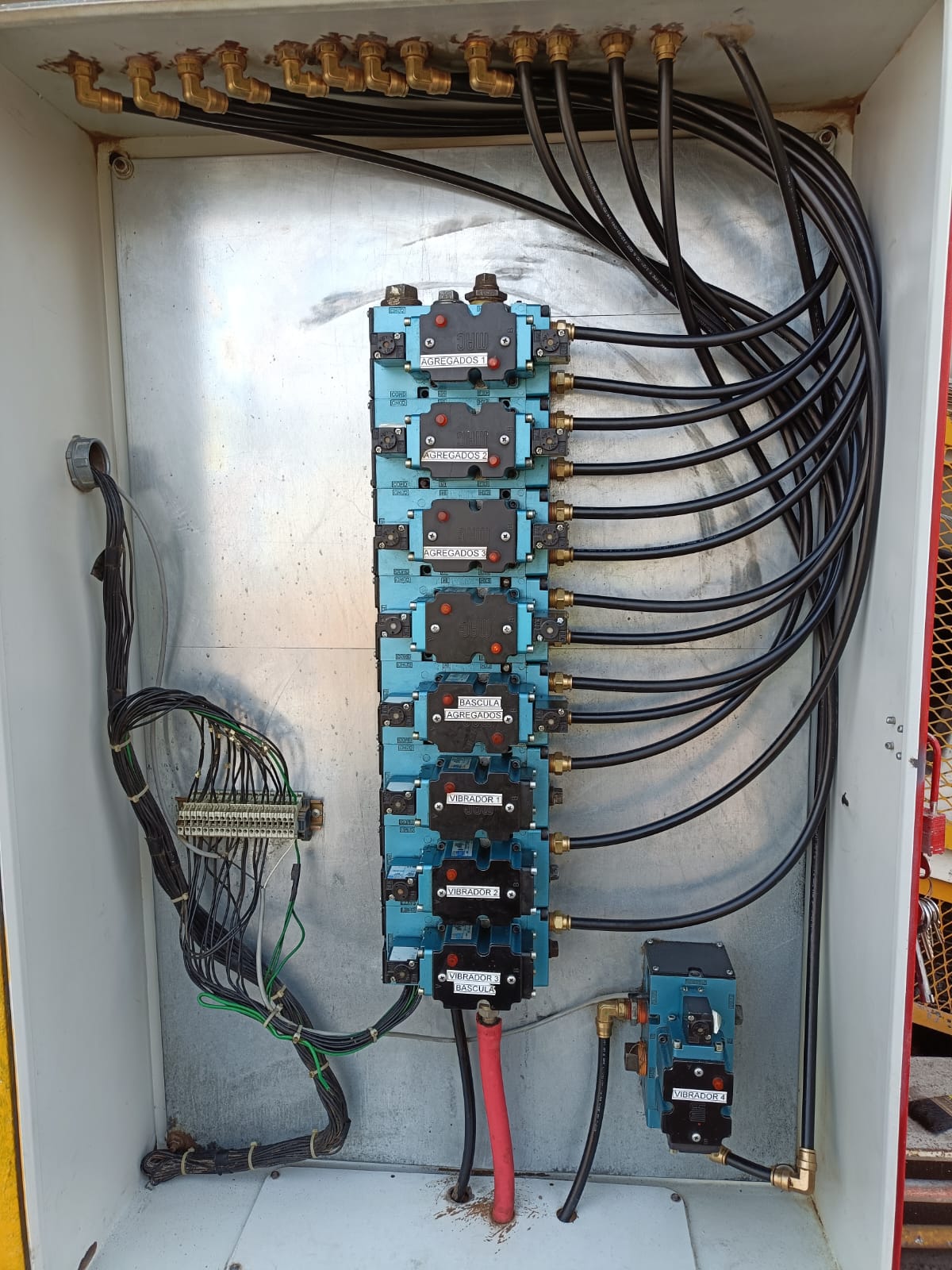 Tuberías y válvulas de sistema de refrigeración comercial.