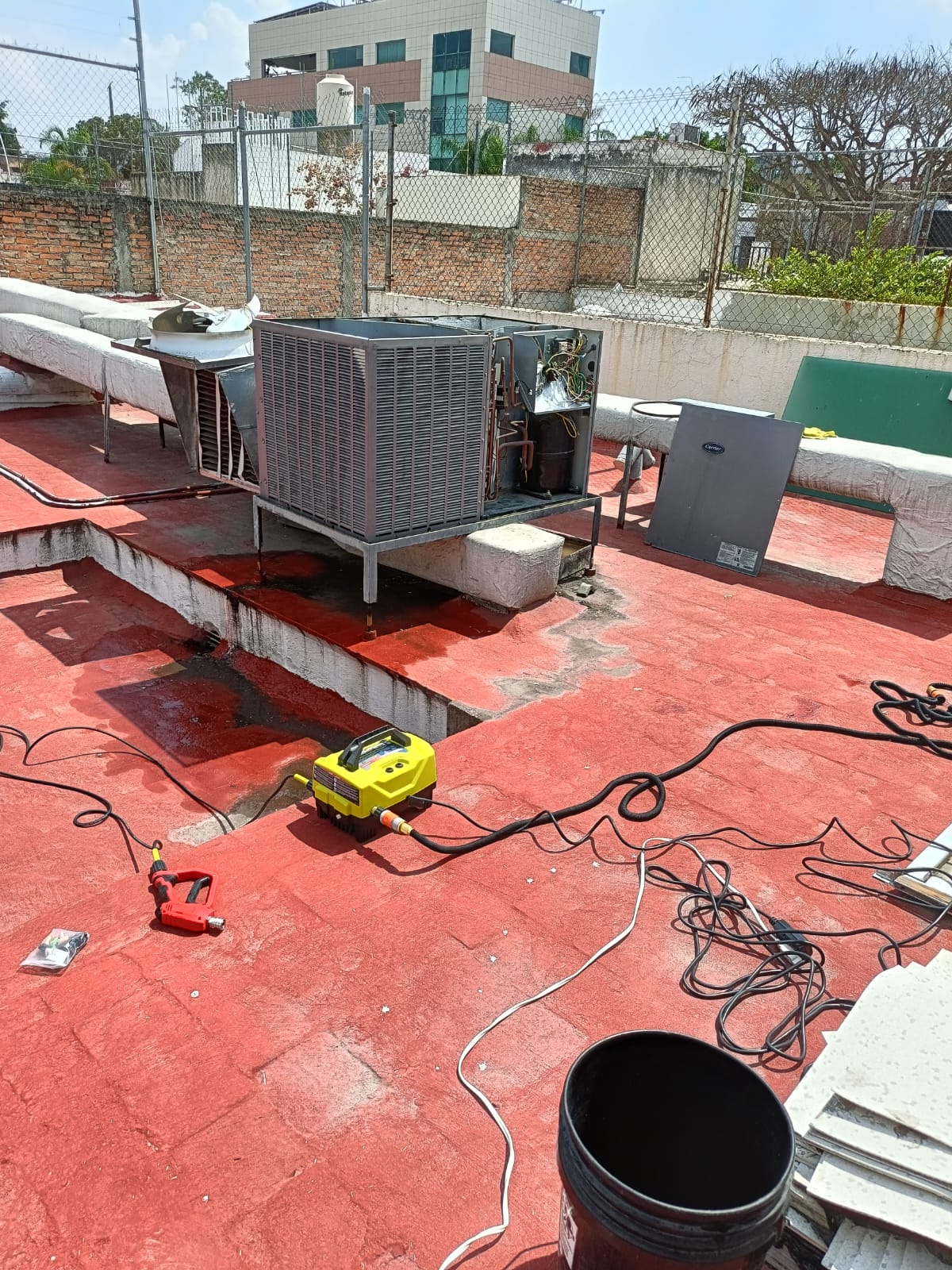 Sistemas HVAC industriales instalados en la azotea de un edificio comercial
