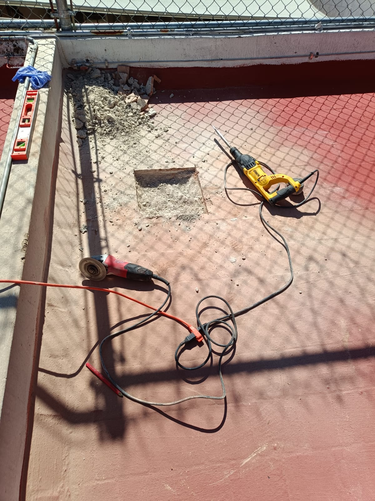 Cámara de refrigeración industrial con equipos de enfriamiento.